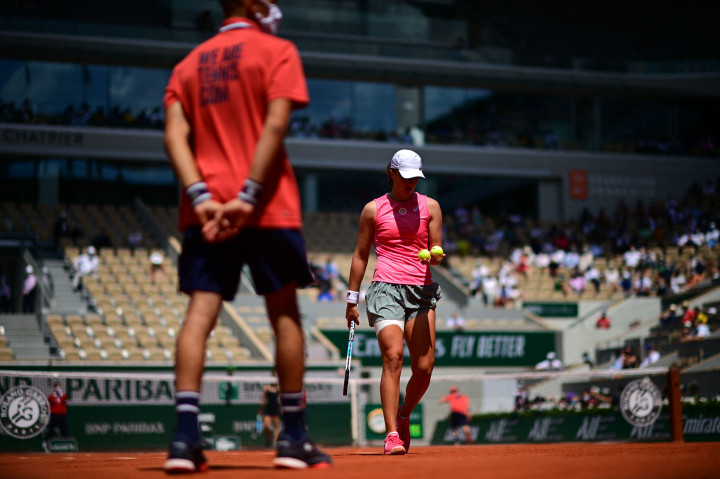 Hal yang lebih menakjubkan adalah pencapaian tersebut petenis unggulan ke-17 torehkan setelah menumbangkan juara bertahan, Iga Swiatek – petenis yang memenangkan French Open musim 2020 tanpa kehilangan satu set pun – dengan 6-4, 6-4.