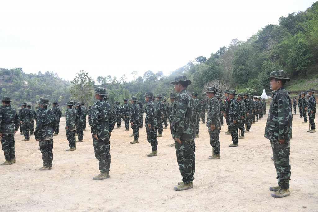 Foto selebaran dari grup media lokal Kantarawaddy Times yang diambil pada 10 Mei 2021 dan dirilis pada 4 Juni ini menunjukkan pelatihan militer yang dilakukan oleh kelompok pemberontak etnis Partai Progresif Nasional Karenni (KNPP) di Negara Bagian Kayah.