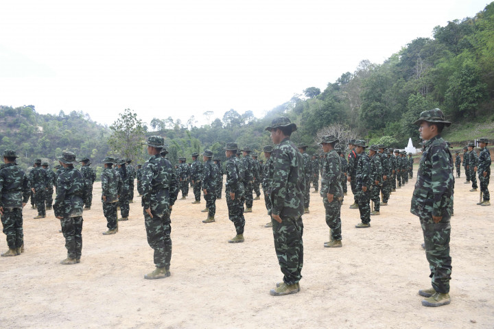Foto selebaran dari grup media lokal Kantarawaddy Times yang diambil pada 10 Mei 2021 dan dirilis pada 4 Juni ini menunjukkan pelatihan militer yang dilakukan oleh kelompok pemberontak etnis Partai Progresif Nasional Karenni (KNPP) di Negara Bagian Kayah.