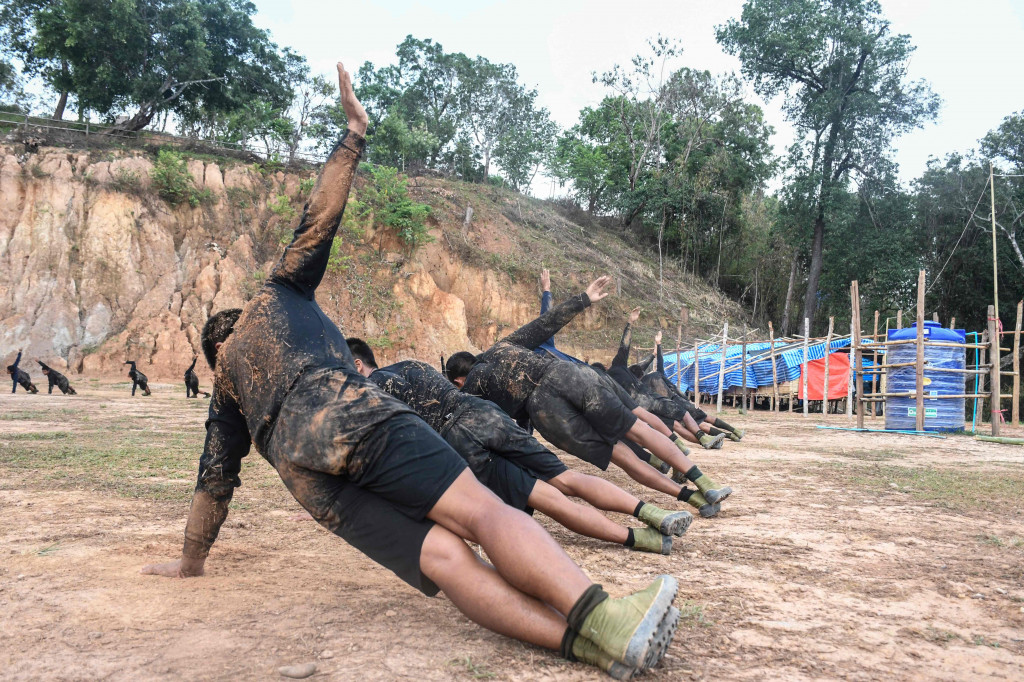 Para gerilyawan dari kelompok pemberontak Partai Progresif Nasional Karenni (KNPP) berlatih di tengah hutan di Negara Bagian Kayah, Myanmar.