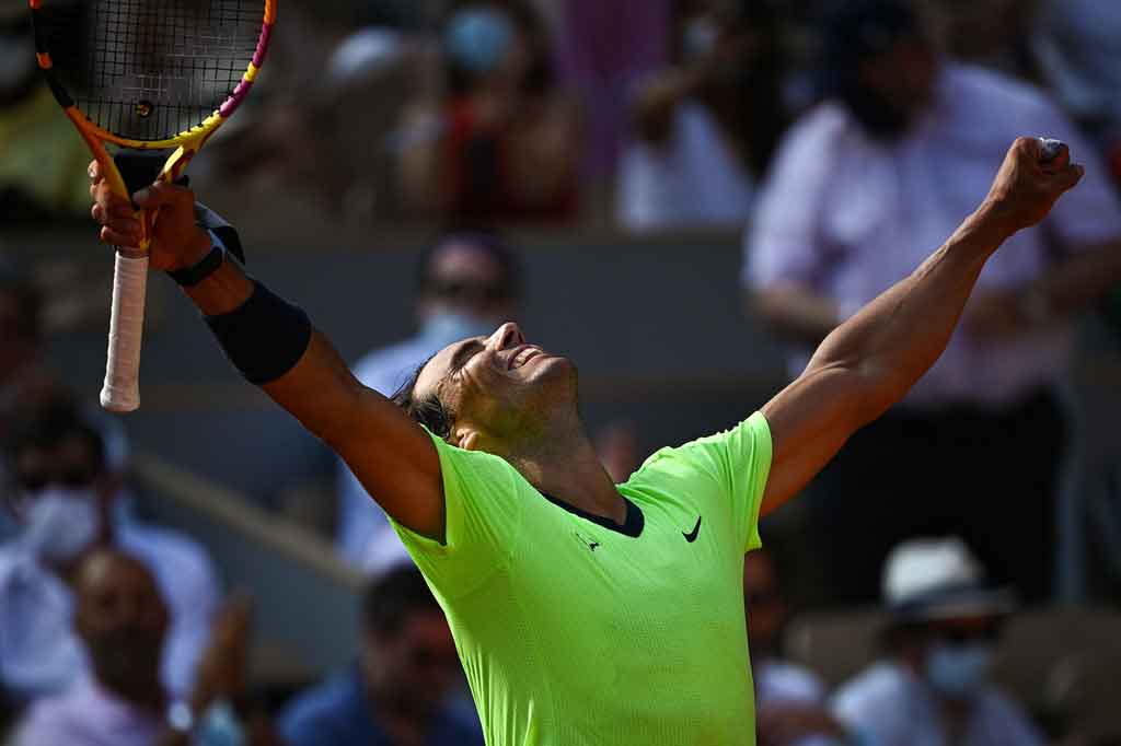 Petenis Rafael Nadal melakukan selebrasi usai melenggang ke babak semifinal Grand Slam lapangan tanah liat favoritnya di Prancis Terbuka 2021 untuk ke-14 kalinya, Rabu, 9 Juni 2021 malam waktu Paris.
