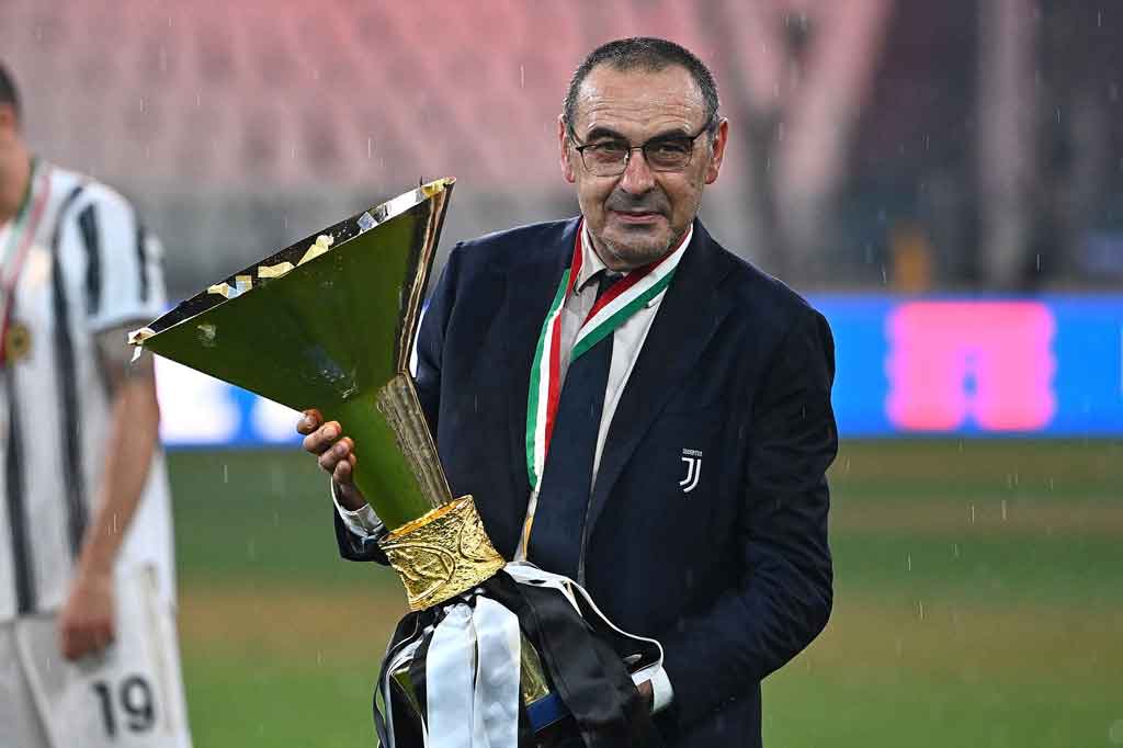 Sarri tanpa klub sejak dipecat oleh Juventus pada Agustus tahun lalu, meski mengantarkan klub Turin itu meraih gelar Serie A. Sarri sendiri hanya bertahan di Juventus selama satu musim.