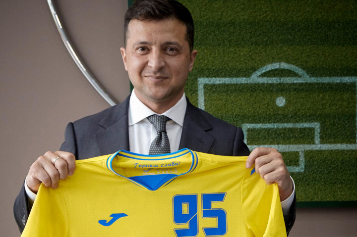 Kiev telah memicu kemarahan Moskow setelah asosiasi sepak bolanya meluncurkan jersey Euro 2020 yang menunjukkan peta Ukraina yang mencakup wilayah Krimea. Krimea dianeksasi oleh Rusia pada 2014, namun tidak diakui oleh dunia internasional. Kaos itu juga menampilkan tulisan 