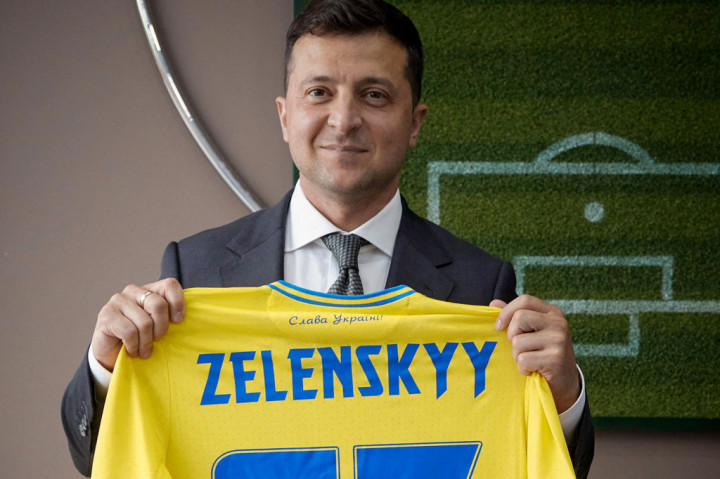Andriy Pavelko, Presiden Asosiasi Sepak Bola Ukraina, mengatakan desain jersey meraka telah disetujui oleh UEFA jauh sebelum presentasi resmi pada hari Minggu. 