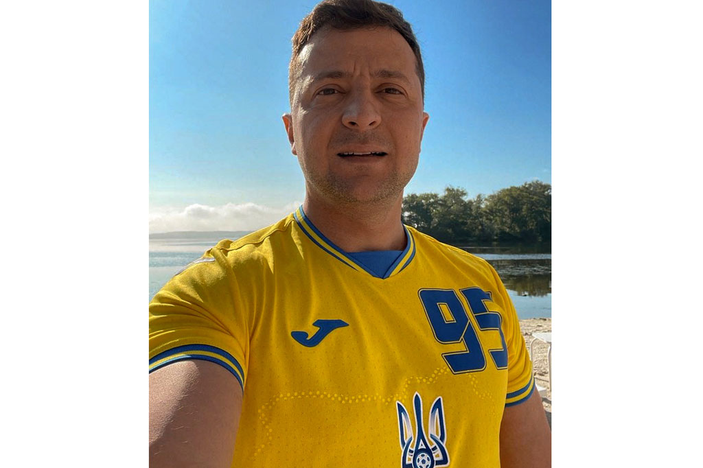 Presiden Ukraina Volodymyr Zelenskiy pada Rabu, 9 Juni 2021 mengunggah swafoto di akun Instagram-nya dengan mengenakan jersey tersebut.