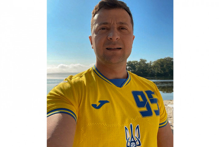Presiden Ukraina Volodymyr Zelenskiy pada Rabu, 9 Juni 2021 mengunggah swafoto di akun Instagram-nya dengan mengenakan jersey tersebut.