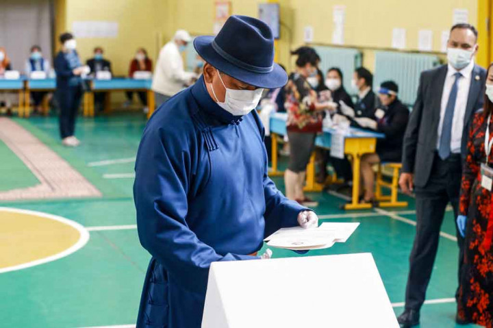 Dengan 99,7% suara dihitung dalam semalam, hitungan Khurelsukh telah mencapai 821.136, atau 68% dari total. Enkhbat berada di urutan kedua dengan 242.805 suara, atau 20,1%, sementara Erdene berada di urutan ketiga, dengan 72.569 suara, 6% dari total suara.