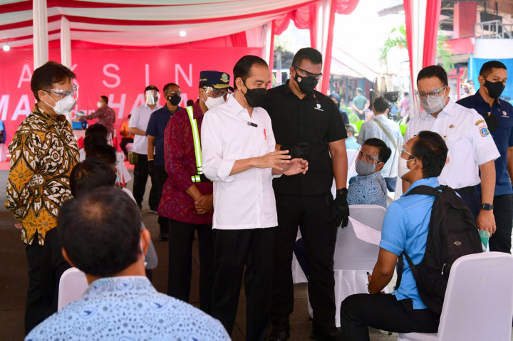 Presiden Joko Widodo meninjau vaksinasi Covid-19 bagi para pelaku transportasi di Terminal Kampung Rambutan, Jakarta, Kamis, 10 Juni 2021, didampingi Gubernur DKI Jakarta Anies Baswedan. 