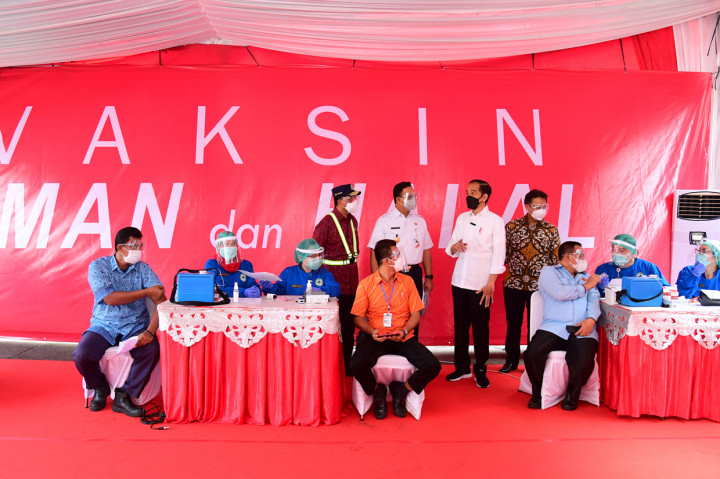 Dalam kesempatan tersebut, sedikitnya ada 1.000 orang yang mendapat suntikan vaksinasi.