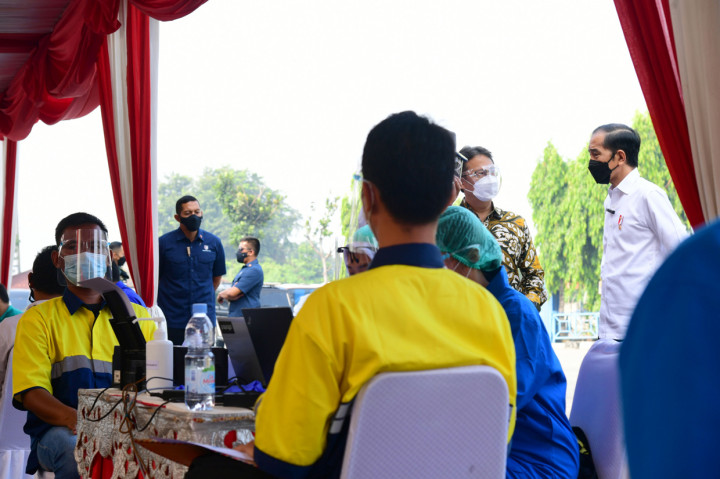 Untuk diketahui, program vaksinasi Covid-19 di DKI Jakarta telah masuk ke tahap ketiga sejak Mei 2021. Vaksinasi tahap ketiga ini menyasar kelompok masyarakat rentan dari aspek geospasial, sosial, ekonomi serta masyarakat yang berada di daerah dengan kasus Covid-19 yang cenderung meningkat.