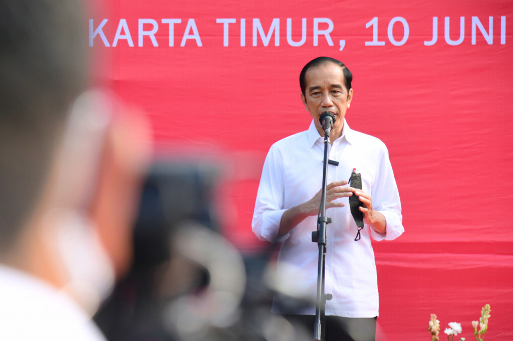 Jokowi berpandangan, vaksinasi bagi para pelaku transportasi ini menjadi salah satu yang diprioritaskan karena mengingat interaksinya dengan masyarakat sangat tinggi. 