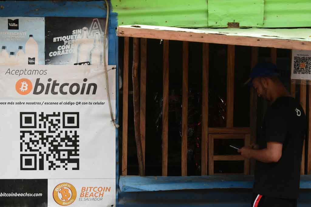 Seorang pria membeli di sebuah toko yang menerima bitcoin sebagai alat pembayaran resmi di El zonte, 56 km sebelah timur dari San Salvador, pada Rabu, 09 Juni 2021 waktu setempat.
