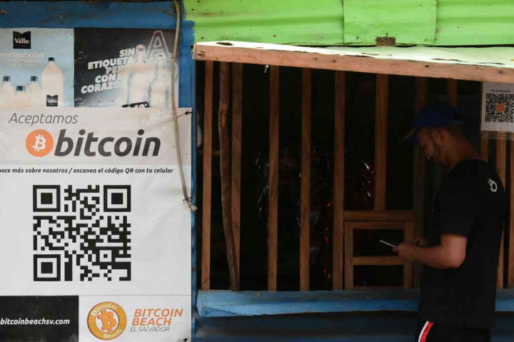 Seorang pria membeli di sebuah toko yang menerima bitcoin sebagai alat pembayaran resmi di El zonte, 56 km sebelah timur dari San Salvador, pada Rabu, 09 Juni 2021 waktu setempat.