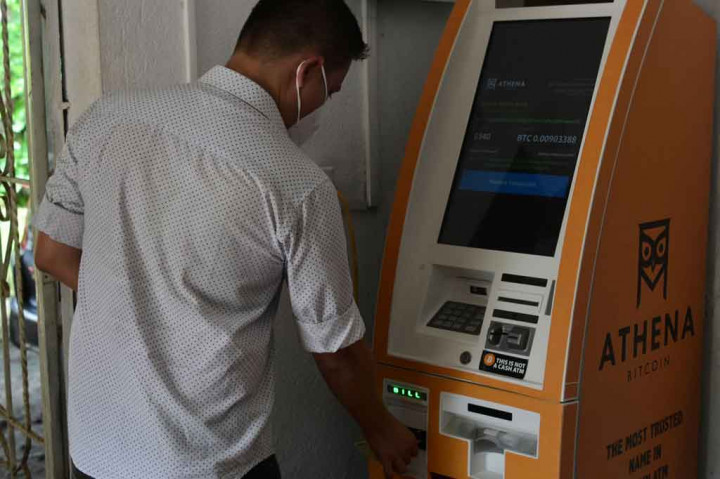 Anggota parlemen di Kongres negara Amerika Tengah itu meloloskan RUU pada Selasa, 8 Juni 2021 malam waktu setempat, yang akan memungkinkan mata uang digital yang terkenal fluktuatif tersebut digunakan untuk banyak aspek kehidupan sehari-hari, mulai dari pembelian properti hingga kontribusi pajak.