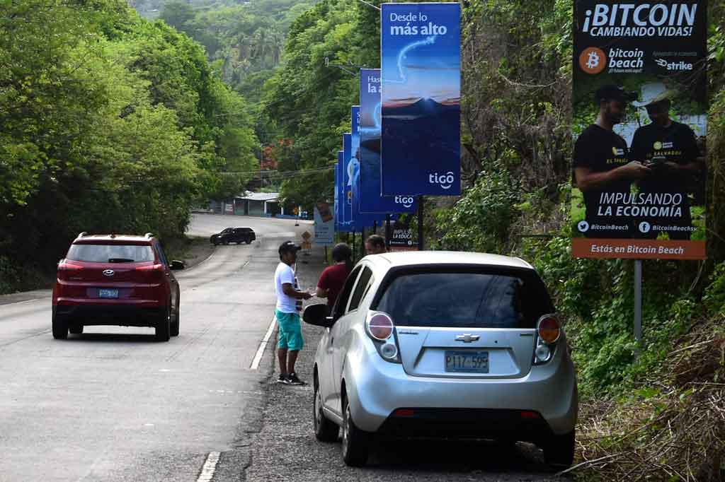 Volatilitas bitcoin - saat ini dihargai USD33.814 - dan status hukumnya yang suram telah menimbulkan pertanyaan tentang apakah itu dapat menggantikan mata uang tradisional dalam transaksi sehari-hari.