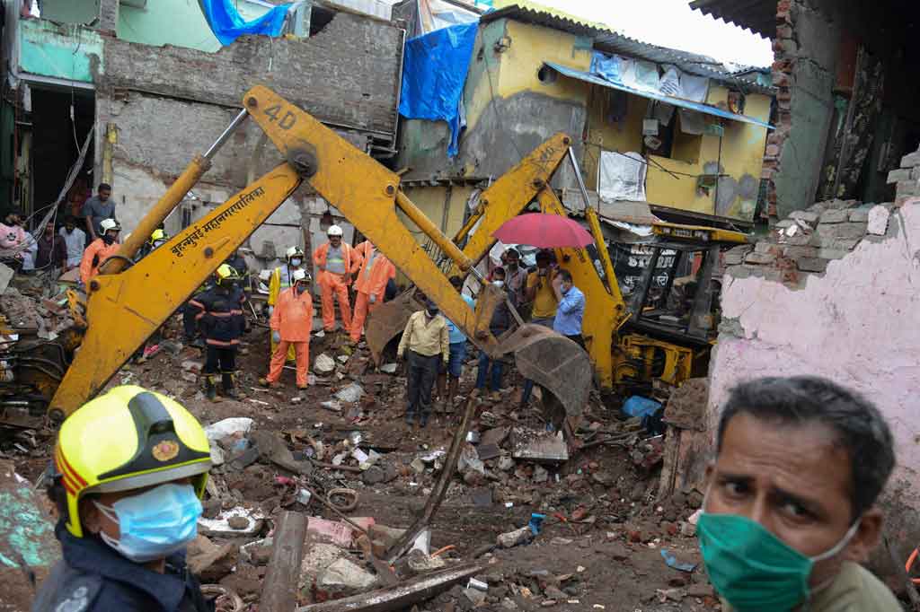 Sedikitnya 11 orang, termasuk delapan anak-anak, meninggal dunia, ketika hujan lebat menyebabkan sebuah bangunan tempat tinggal di daerah kumuh Mumbai, runtuh pada Rabu, 9 Juni 2021 malam waktu setempat.