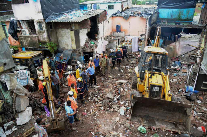 Otoritas Kota Mumbai mengkonfirmasi bahwa tujuh warga lainnya terluka dalam insiden tersebut, sementara beberapa lainnya belum ditemukan dan masih dalam operasi pencarian dan penyelamatan.