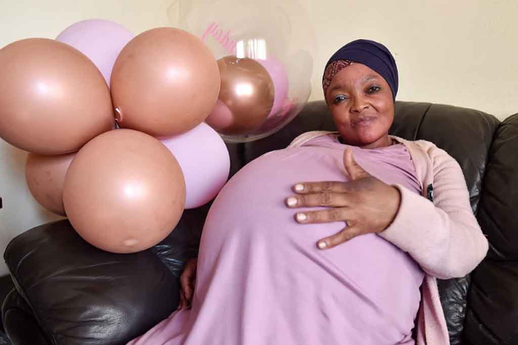 Menurut media lokal Afrika Selatan, Gosiame Thamara Sithole, 37, menjalani operasi caesar untuk melahirkan tujuh payi laki-laki dan tiga perempuan, menjadikannya pemegang Rekor Guinness untuk anak terbanyak yang dilahirkan oleh satu perempuan sekaligus.