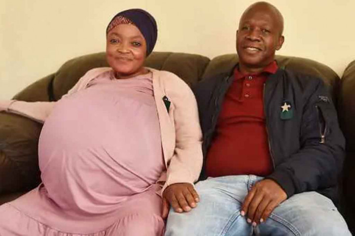 Berbicara kepada Pretoria News, Teboho Tsoetsi mengatakan istrinya melahirkan saat usia kehamilan 29 minggu dan bahwa kehamilannya wajar karena Sithohe tidak menjalani perawatan kesuburan.