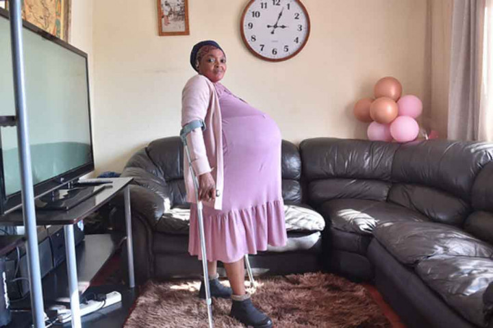 Sithole yang juga memiliki anak kembar berusia enam tahun kepada wartawan tentang kelahiran decuplets pada Senin, 7 Juni 2021 malam, mengatakan dia 'bahagia' dan 'emosional'. “Saya terkejut dengan kehamilan saya. Itu sulit di awal. Saya sakit. Itu sulit bagi saya. Ini masih sulit tetapi saya sudah terbiasa sekarang. Saya tidak merasakan sakit lagi, tetapi masih agak sulit. Saya hanya berdoa agar Tuhan membantu saya membuat semua anak saya dalam kondisi sehat, dan agar saya dan anak-anak saya keluar hidup-hidup. Saya akan senang tentang itu,” kata Sithole kepada media lokal.