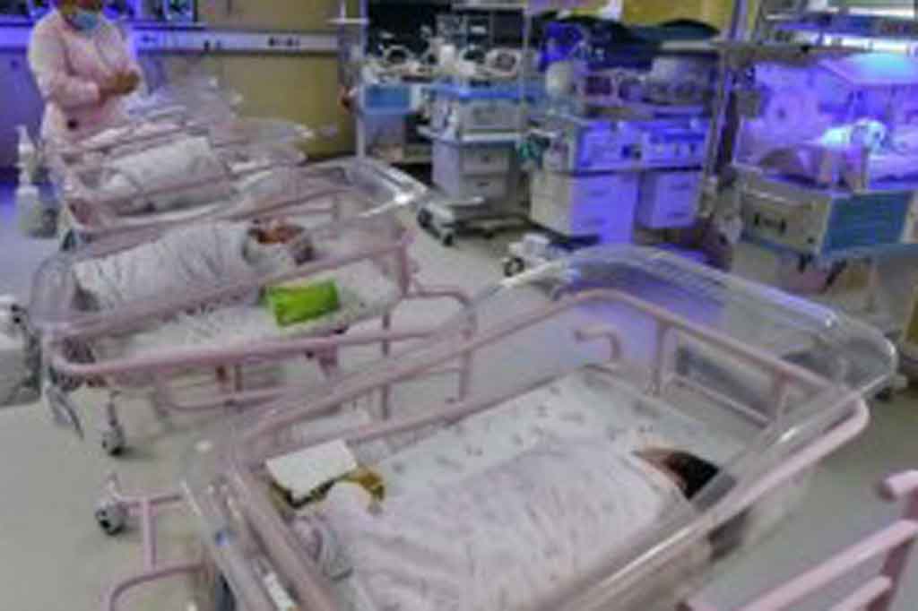 Seorang perempuan Afrika Selatan telah melahirkan 10 bayi, memecahkan Rekor Dunia sebelumnya yang dipegang oleh perempuan Mali Halima Cisse yang melahirkan sembilan bayi di Maroko bulan lalu.