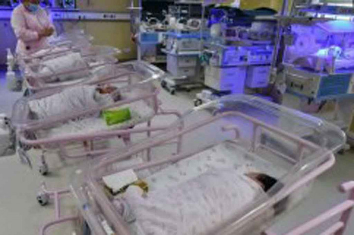 Seorang perempuan Afrika Selatan telah melahirkan 10 bayi, memecahkan Rekor Dunia sebelumnya yang dipegang oleh perempuan Mali Halima Cisse yang melahirkan sembilan bayi di Maroko bulan lalu.