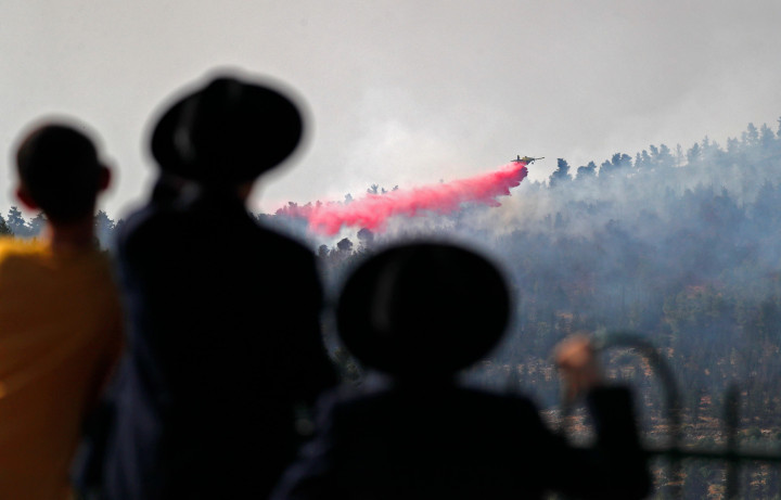 Akibat kebakaran tersebut ratusan orang dievakuasi, sementara polisi menyelidiki dugaan pembakaran yang disengaja sebagai penyebab insiden itu. 