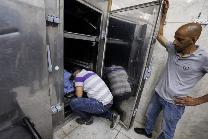 Kerabat agen intelijen militer Palestina Taysir Issa, yang terbunuh dalam konfrontasi dengan pasukan khusus Israel, meratapi tubuhnya di kamar mayat rumah sakit di Jenin di utara Tepi Barat, pada 10 Juni 2021.