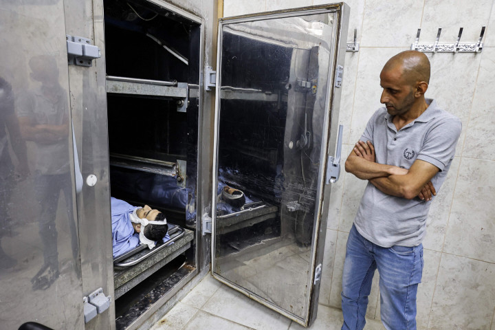 Dua lainnya adalah anggota pasukan keamanan Otoritas Palestina yang menyaksikan baku tembak awal.