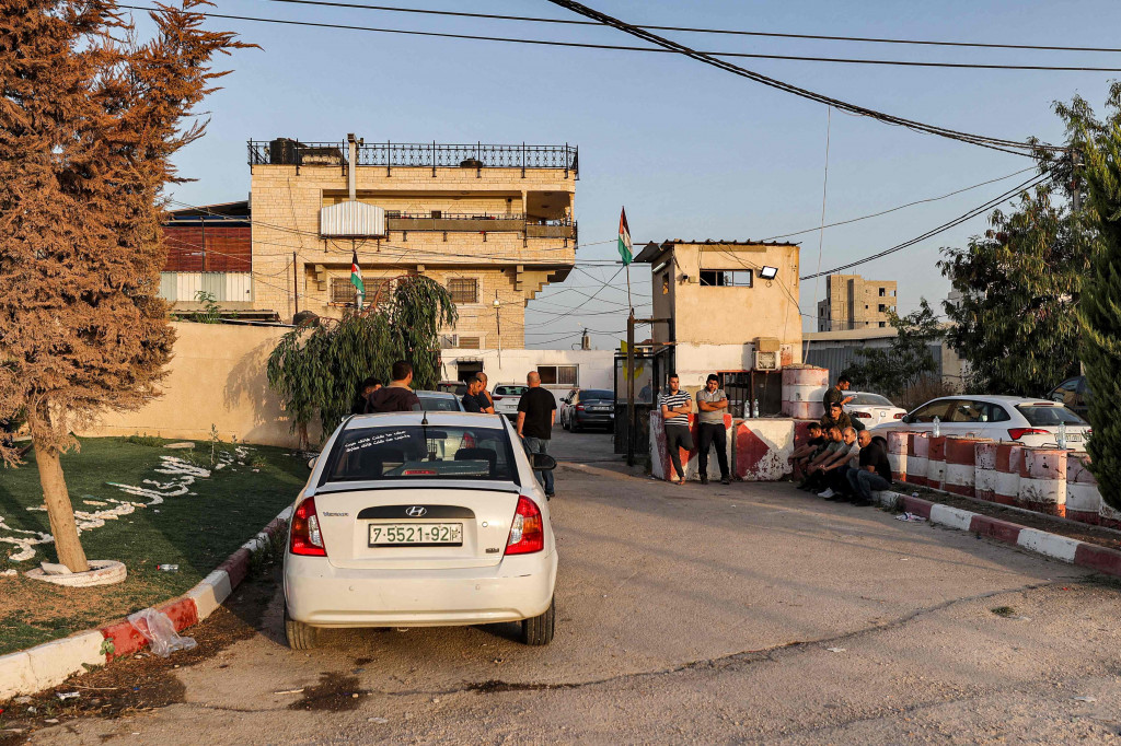 Orang-orang menunggu di luar biro Intelijen Militer Palestina di Jenin di utara Tepi Barat, pada 10 Juni 2021. 