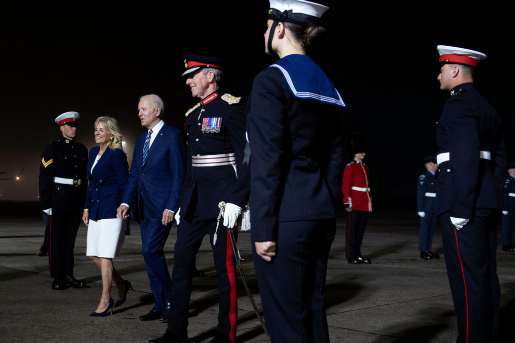 Presiden AS Joe Biden dan Ibu Negara AS Jill Biden berjalan melewati barisan penjaga kehormatan setelah tiba di Bandara Cornwall Newquay di Saint Mawgan, Inggris, pada 9 Juni 2021, menjelang KTT G7 tiga hari.
