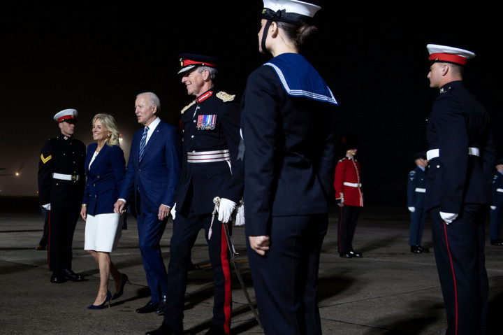Presiden AS Joe Biden dan Ibu Negara AS Jill Biden berjalan melewati barisan penjaga kehormatan setelah tiba di Bandara Cornwall Newquay di Saint Mawgan, Inggris, pada 9 Juni 2021, menjelang KTT G7 tiga hari.
