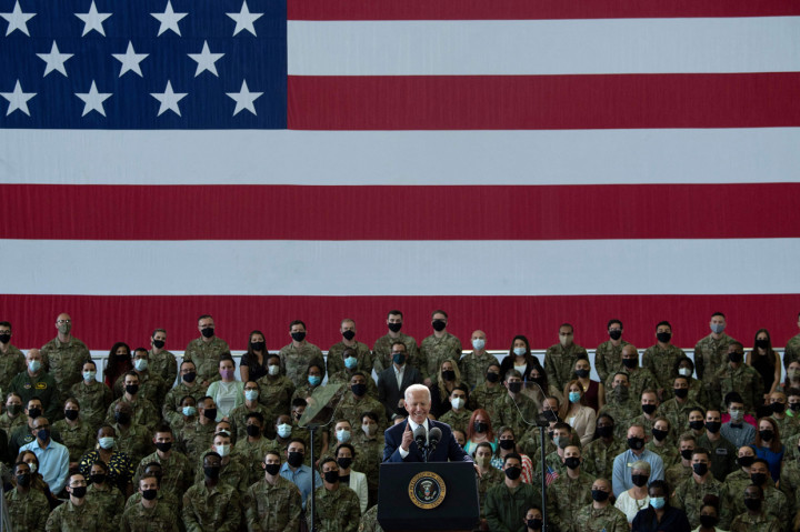 Biden mendarat di pangkalan udara AS di Royal Air Force Mildenhall di Suffolk di Inggris timur. Perjalanannya ini merupakan misi delapan hari untuk membangun kembali hubungan trans-Atlantik yang tegang selama era Trump dan untuk memperbaiki hubungan dengan Rusia.