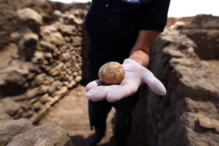 Arkeolog menunjukkan telur ayam berusia 1.000 tahun yang ditemukan selama penggalian di Kota Yavne, Israel.