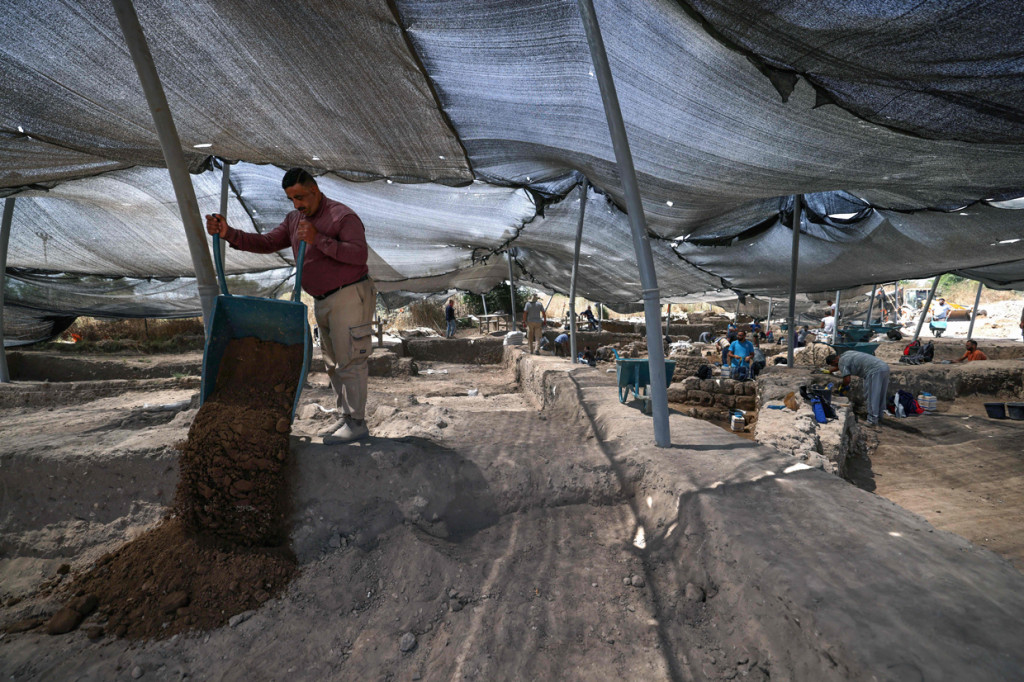 Para arkeolog dan pekerja menggali situs penggalian di mana telur ayam berusia 1.000 tahun ditemukan di Kota Yavne, Israel.