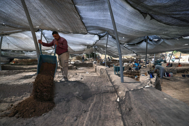 Para arkeolog dan pekerja menggali situs penggalian di mana telur ayam berusia 1.000 tahun ditemukan di Kota Yavne, Israel.