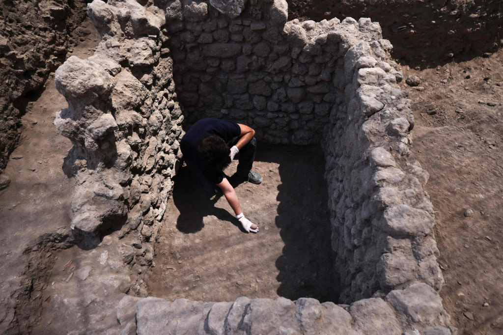 Menurut Barang Antik Israel, peternakan unggas dimulai sekitar 2.300 tahun yang lalu di Israel.