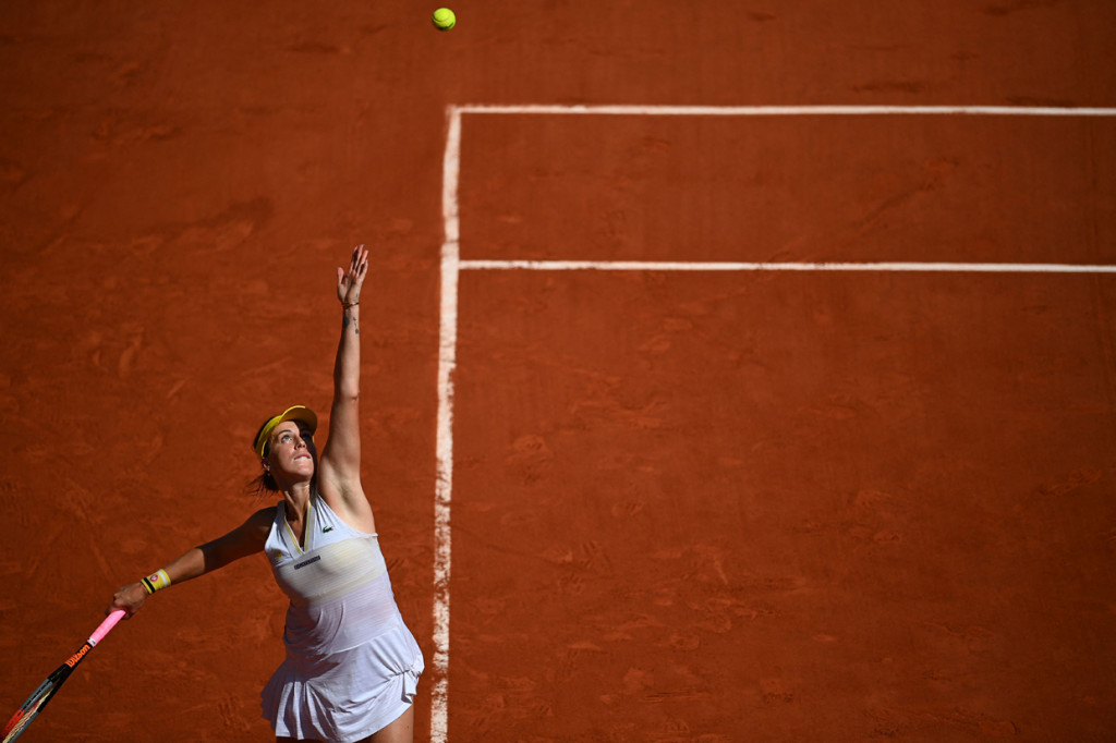 Digelar di Lapangan Philippe-Chartier, laga yang mempertemukan dua debutan semifinalis turnamen tenis grand slam ini berlangsung dengan ketat.