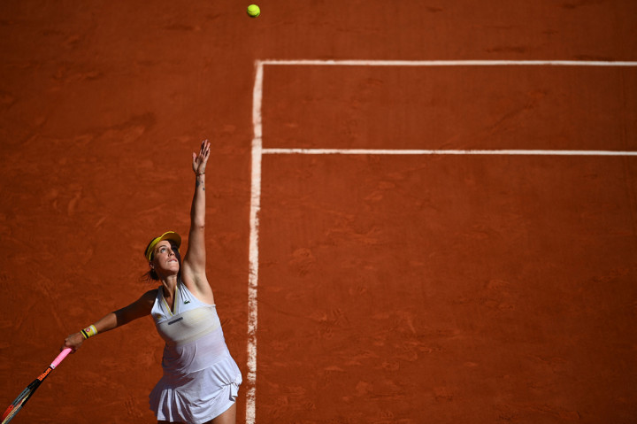Digelar di Lapangan Philippe-Chartier, laga yang mempertemukan dua debutan semifinalis turnamen tenis grand slam ini berlangsung dengan ketat.