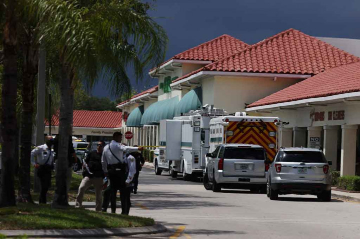 Polisi menyatakan, penembakan itu -- di mana pelaku juga bunuh diri -- terjadi di sebuah toko kelontong Publix di Royal Palm Beach, 130 kilometer sebelah utara Miami.