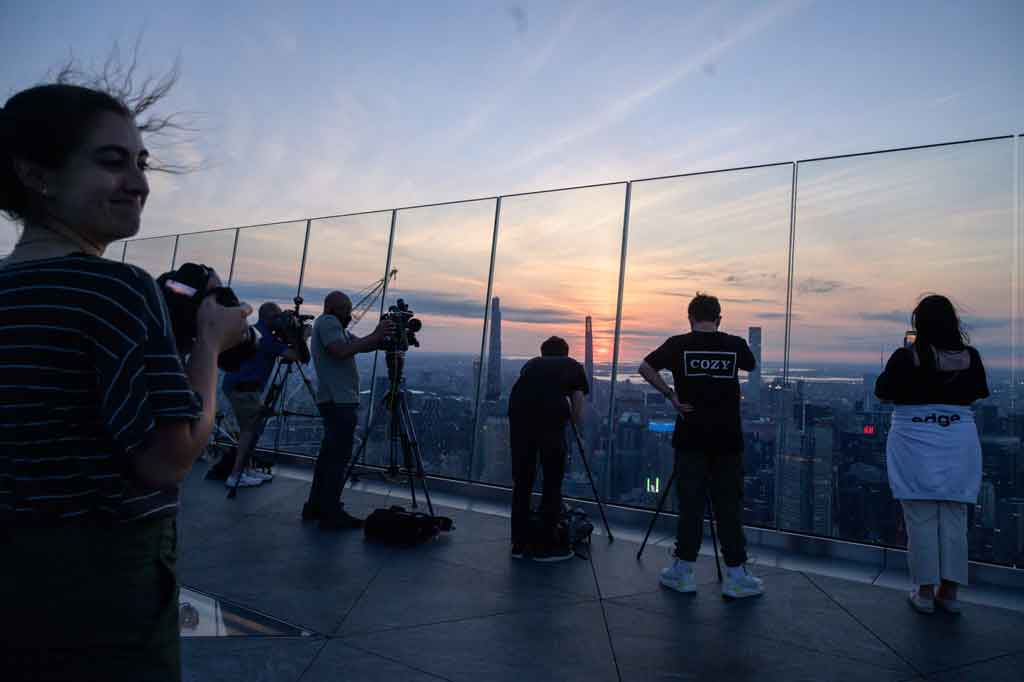 Warga mengabadikan fenomena gerhana matahari cincin di Manhattan, New York, AS.