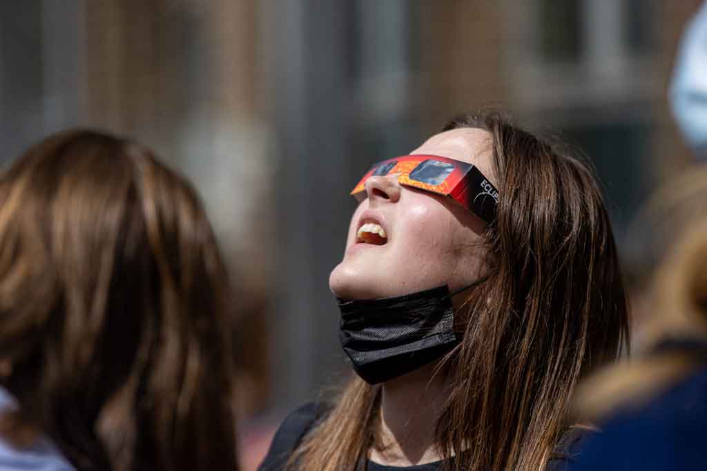 Warga melihat fenomena gerhana matahari cincin dengan kacamata khusus du Roeselare, Belgia.