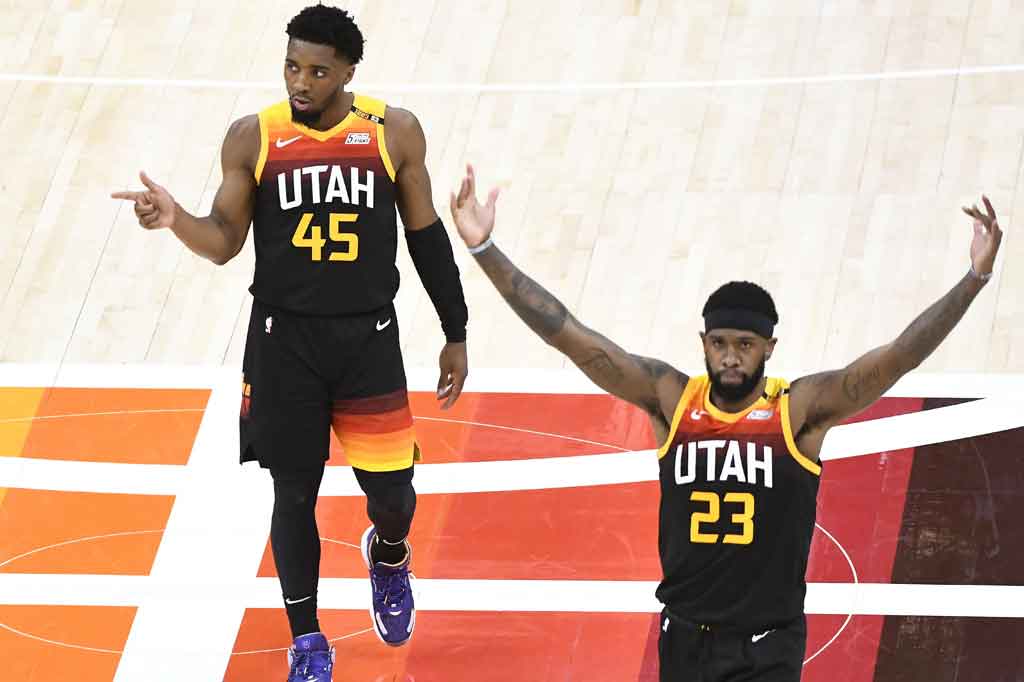 Donovan Mitchell (kanan) melakukan selebrasi usai menyumbang 37 poin untuk membawa Utah Jazz menang 117-111 atas Los Angeles Clippers, Jumat, 11 Juni 2021 WIB, sehingga kini unggul 2-0 dalam semifinal Wilayah Barat.