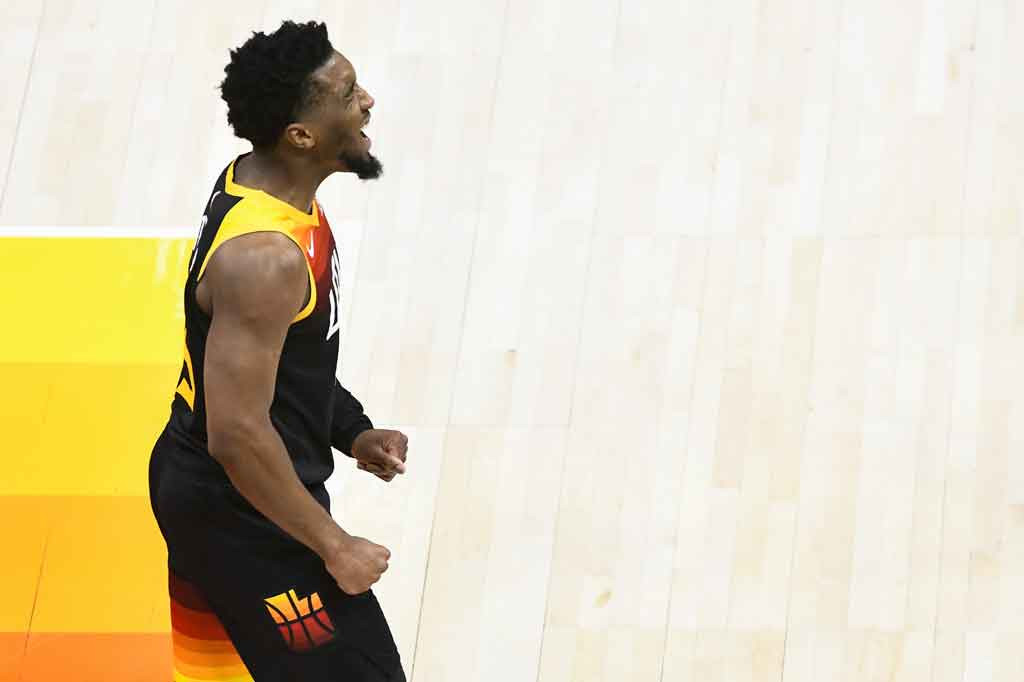 Mitchell membukukan 27 poin pada paruh pertama sehingga membantu Utah membangun momentum sejak awal, kemudian memasukkan lemparan pada momen menentukan guna membawa Jazz mencatat kemenangan keenam berturut-turut selama playoff.