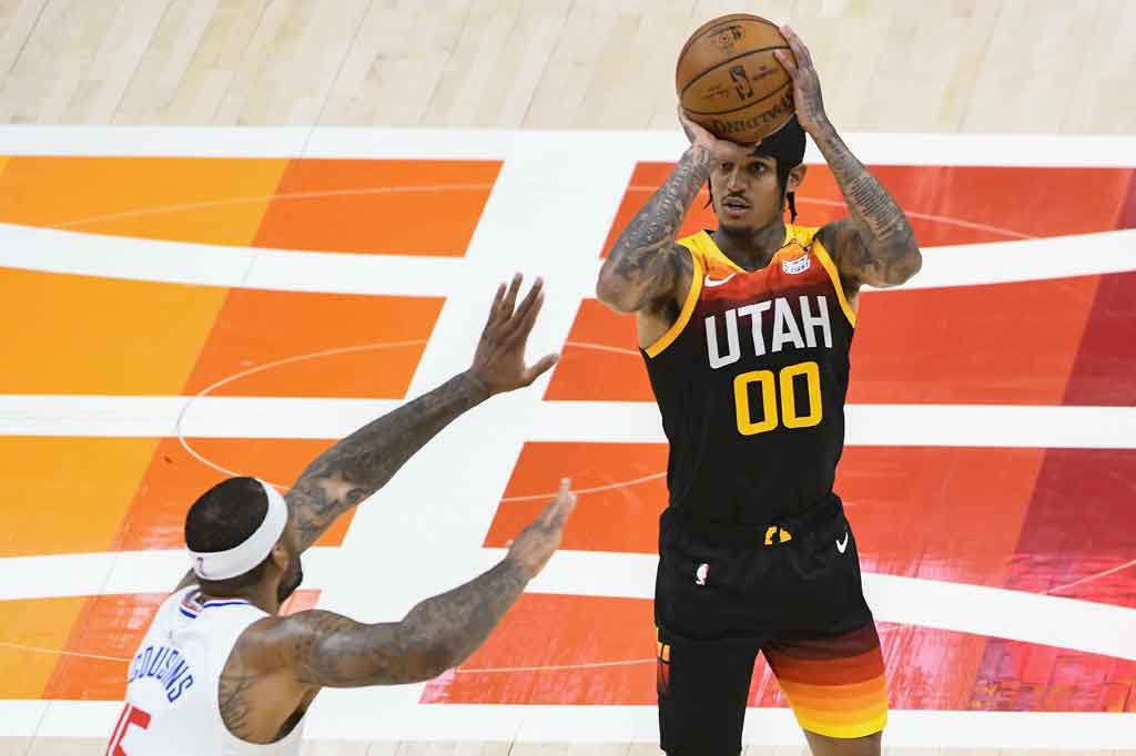 Jordan Clarkson menyumbangkan 24 poin untuk Jazz. Clarkson dan Mitchell masing-masing menjaringkan enam lemparan tiga angka ketika Utah menyamai rekor playoffnya dalam lemparan tiga dengan 20 lemparan dalam satu laga pada pertandingan di mana tim ini mencatat efektivitas lemparan 51,3 persen.
