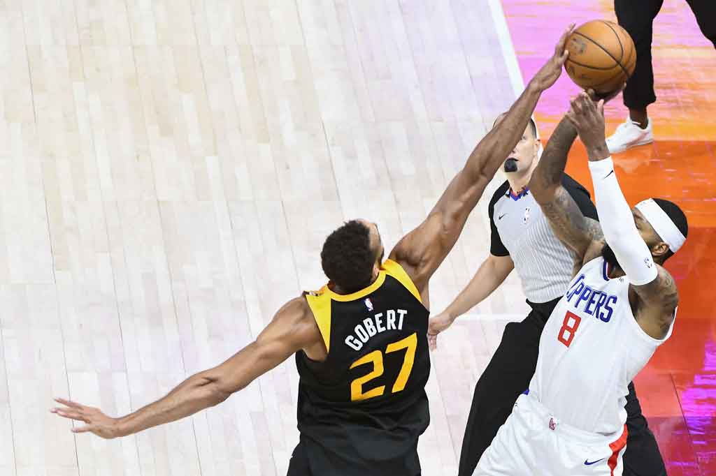 Center Jazz Rudy Gobert yang mendapatkan anugerah Pemain Bertahan Terbaik NBA tahun ini untuk ketiga kalinya sebelum laga ini mulai, menunjukkan diri memang pantas disematkan gelar itu karena permainan defensifnya yang solid. Gobert finis dengan 13 poin, 20 rebound, tiga blok dan satu steal.