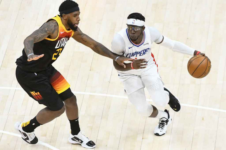 Reggie Jackson menghujani basket Jazz dengan 29 poin, sedangkan Paul George membuat 27 poin, tetapi tetap tak bisa mengeluarkan Clippers dari kekalahan setelah bangkit usai tertinggal 21 poin pada paruh kedua untuk sempat memimpin pada kuarter keempat.