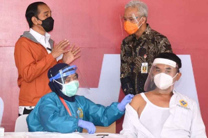 Selanjutnya, Presiden meninjau jalannya pelaksanaan vaksinasi massal yang diperuntukkan bagi pengguna kapal laut, pekerja pelabuhan, masyarakat di sekitar pelabuhan, hingga warga difabel di Pelabuhan Tanjung Emas, Semarang.