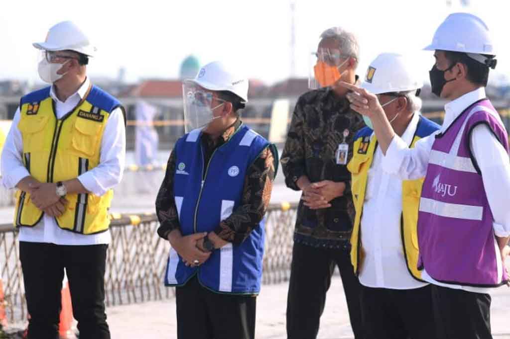 Setelah itu Presiden meninjau pembangunan jalan tol ruas Semarang-Demak yang berlokasi di wilayah Sidogemah, Kecamatan Sayung, Kabupaten Demak. Presiden berharap jalan tol tersebut bisa diselesaikan sehingga bisa mendorong pertumbuhan ekonomi di Jawa Tengah. 