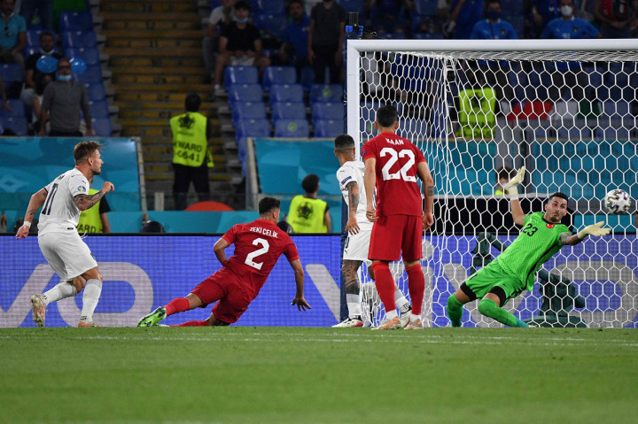 Ciro Immobile saat mencetak gol ke gawang Turki pada ment ke 64, dalam laga Italia vs Turki dihelat di Stadion Olimpico, Roma.